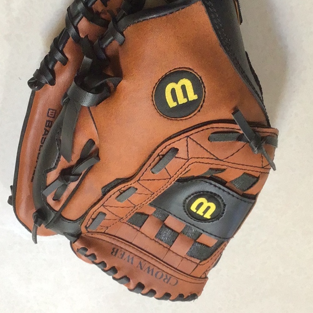 Little League Wilson youth baseball glove for right handers . Glove fits on left